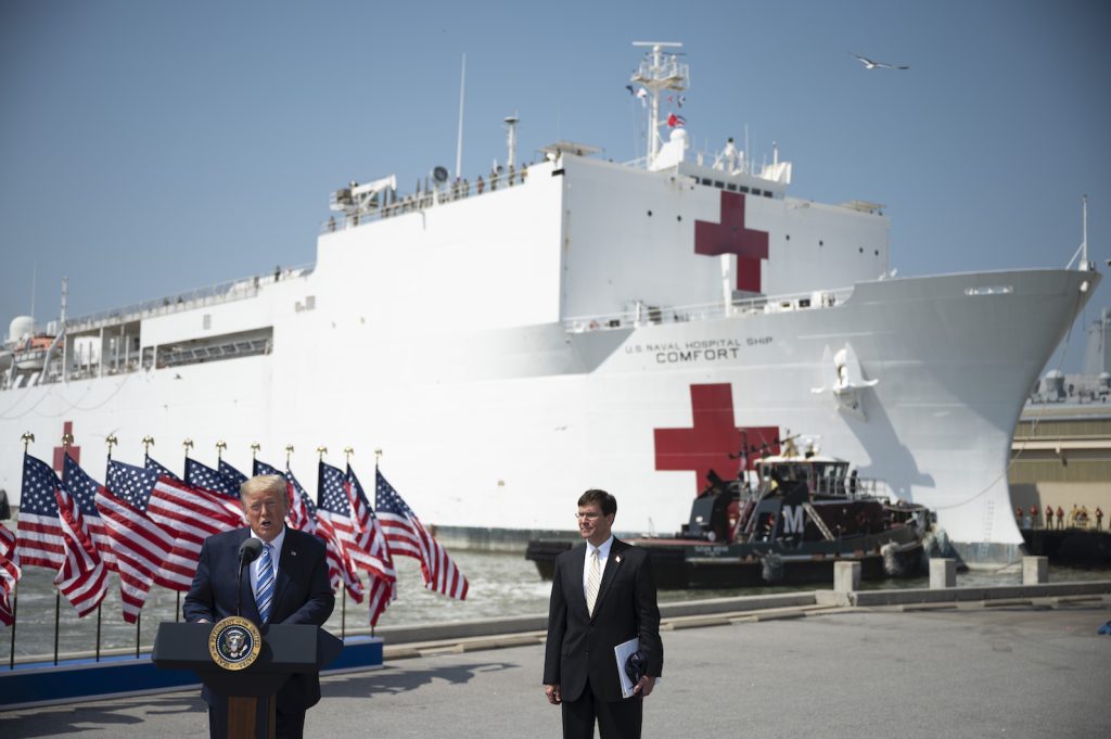 Donald Trump con alle sue spalle la nave-ospedale militare Comfort attraccata al molo sul fiume Hudson (AFP)