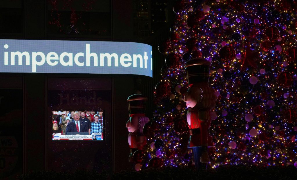 Sul grande schermo nel quartiere generale di Fox News a New York la notizia dell'impeachment di Trump (AFP)