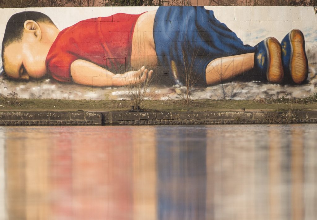 Alan Kurdi, nel murale accanto realizzato a Francoforte, ha perso la vita nel tentativo disperato di raggiungere Kos (Keystone)