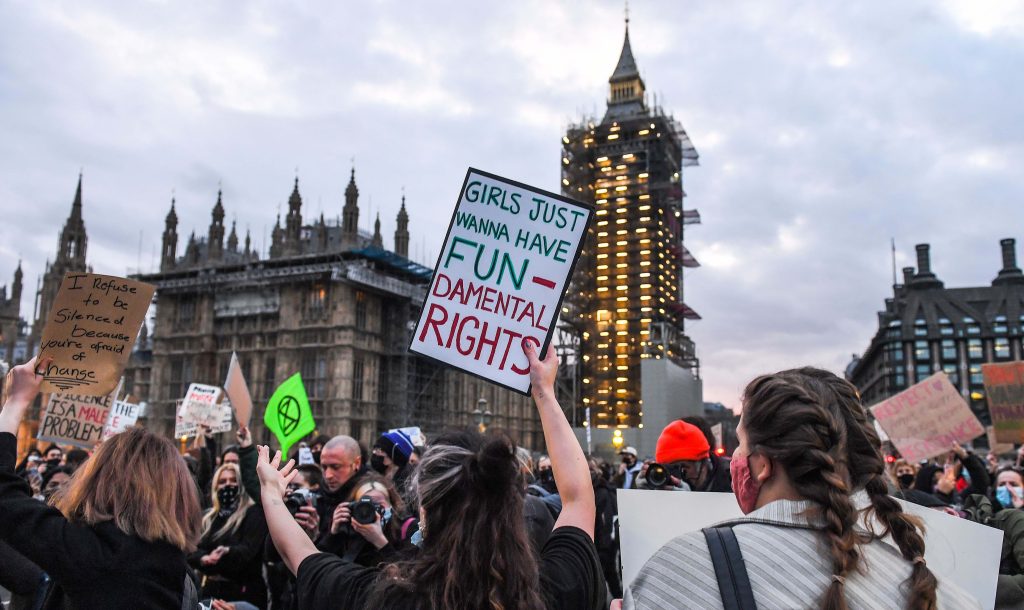 A Londra tira aria di rivoluzione: dimostranti sul ponte di Westminster (Shutterstock)
