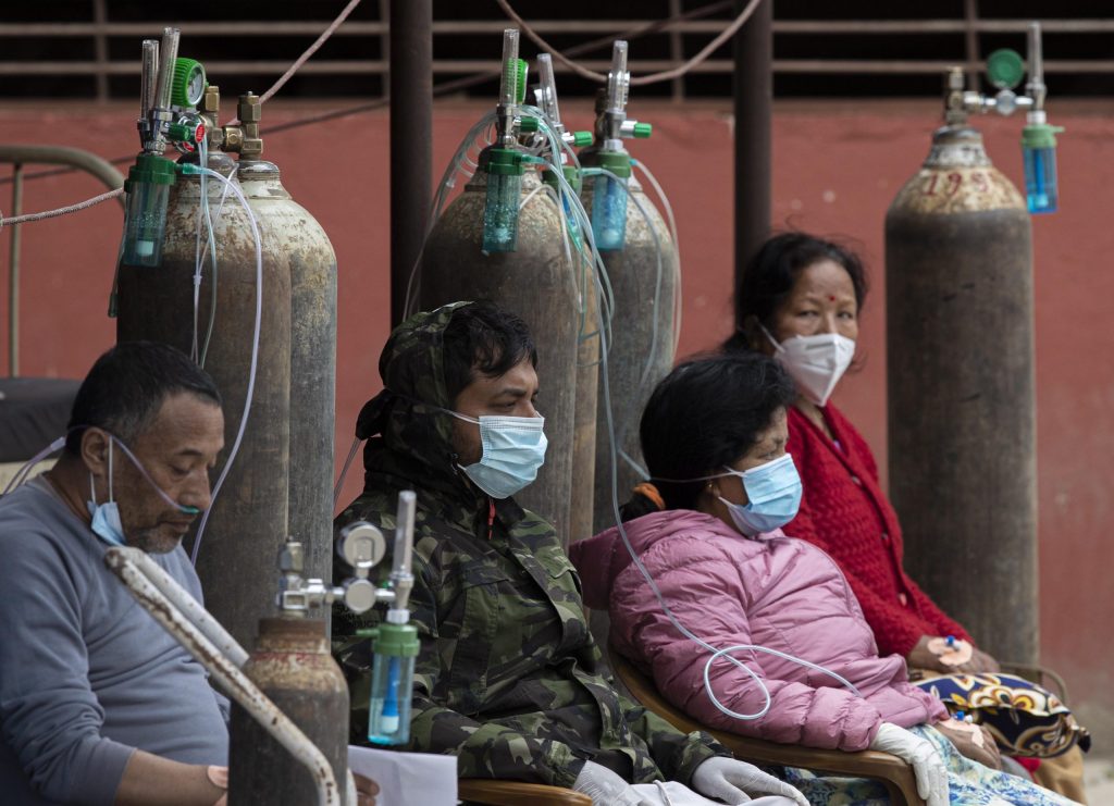 Negli ospedali di Kathmandu non c’è più spazio, i pazienti vengono assistiti alla bell’e meglio all’esterno (Keystone)