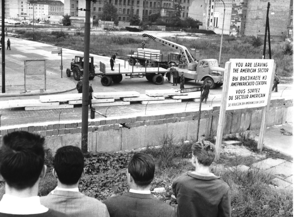 Lavori di fortificazione del muro sulla Wilhelmstrasse il 12 settembre 1961 (Keystone)