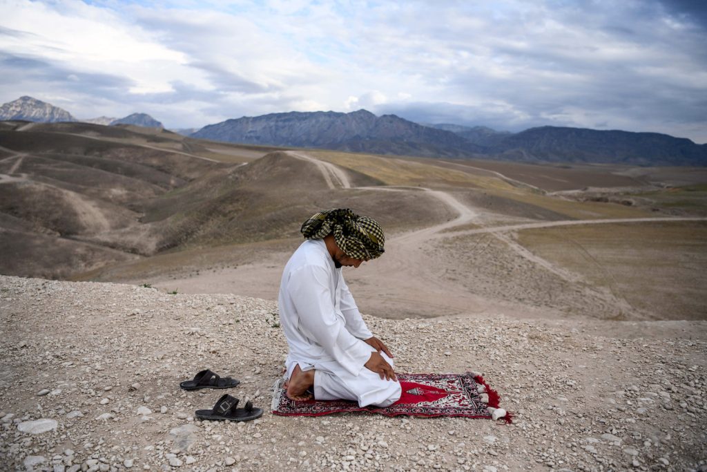 Un afghano in preghiera (AFP)