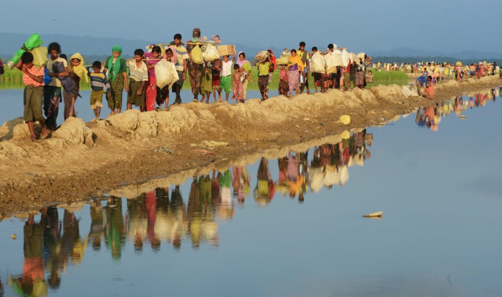 Rifugiati rohingya verso il campo profughi di Balukhali dopo aver attraversato la frontiera con il Bangladesh (AFP)