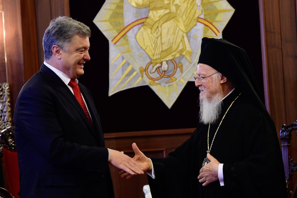 Il presidente ucraino Petro Poroshenko ed il patriarca Bartolomeo firmano a Istanbul un accordo per l’autocefalia alla Chiesa ortodossa ucraina (AFP)