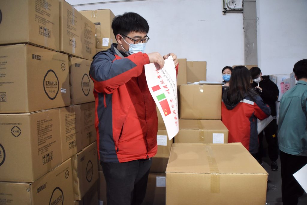 Medici e materiale sanitario da Zhejiang in partenza per l’Italia (AFP)