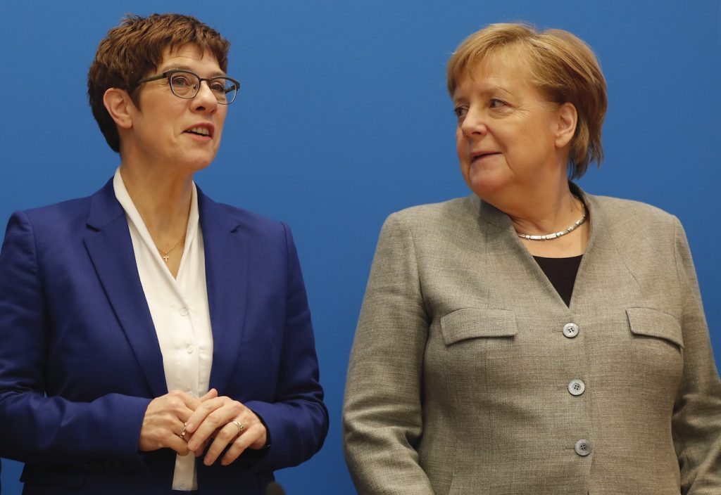 Angela Merkel con l'ex delfina Annegret Kramp-Karrenbauer (AFP)