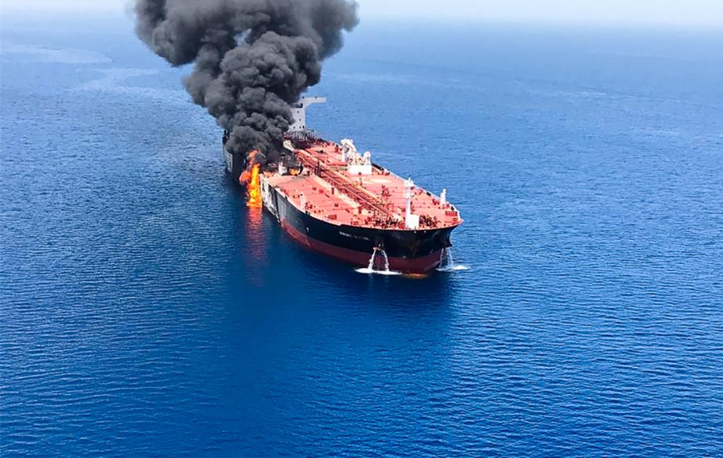Una delle due petroliere in fiamme nel Golfo di Oman (AFP)