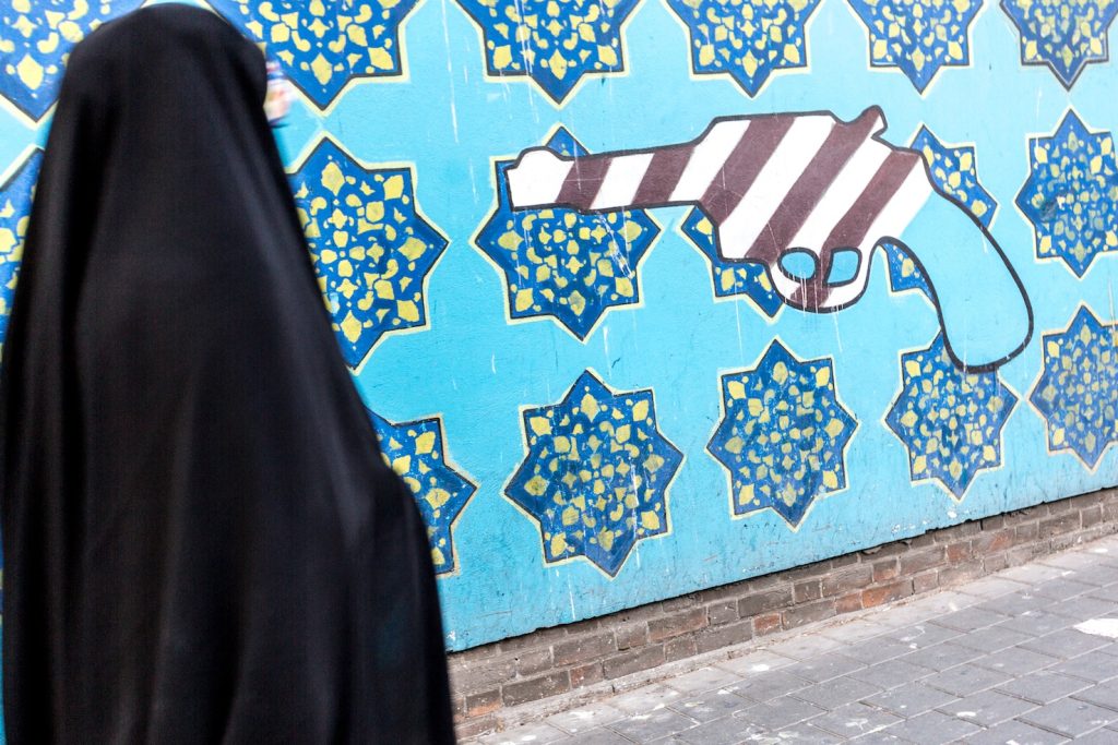 Un graffito anti-Usa in una via di Teheran (AFP)