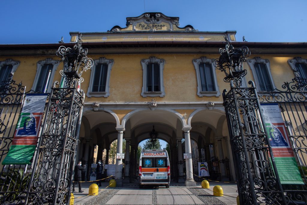 Dall’inizio dell’epidemia sono almeno 200 gli anziani deceduti nei reparti del Pio Albergo Trivulzio di Milano (Keystone)