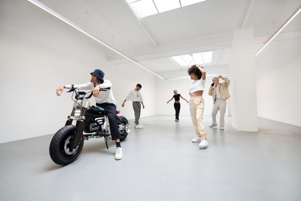 Questo il prototipo della Motorrad Concept CE 02 presentato al salone (BMW)