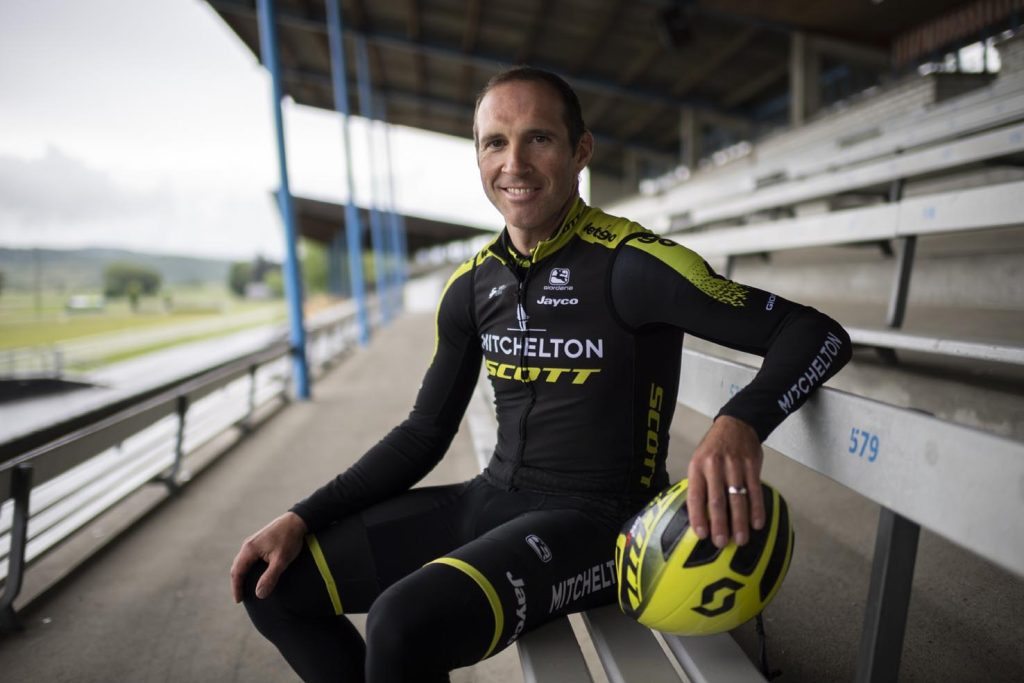 Michael Albasini, in posa qualche giorno fa, per sottolineare il suo addio al ciclismo (Keystone)