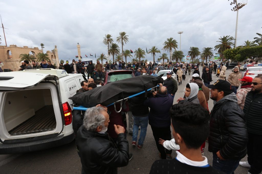 I funerali delle vittime del raid alla scuola militare ordinato dal generale della Cirenaica Haftar (AFP)