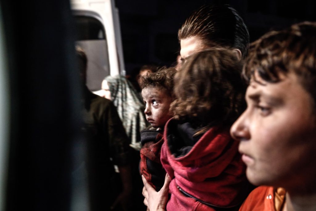 Civili siriani dopo un’eplosione a Idlib (AFP)