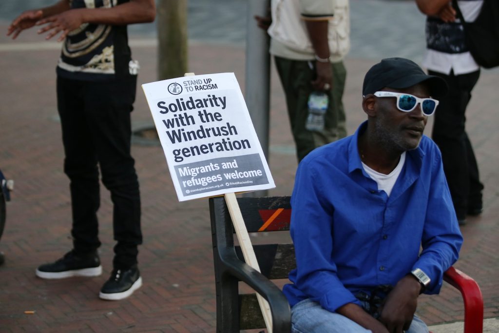 Un supporter della Windrush Generation manifesta nelle vie di Londra (AFP)