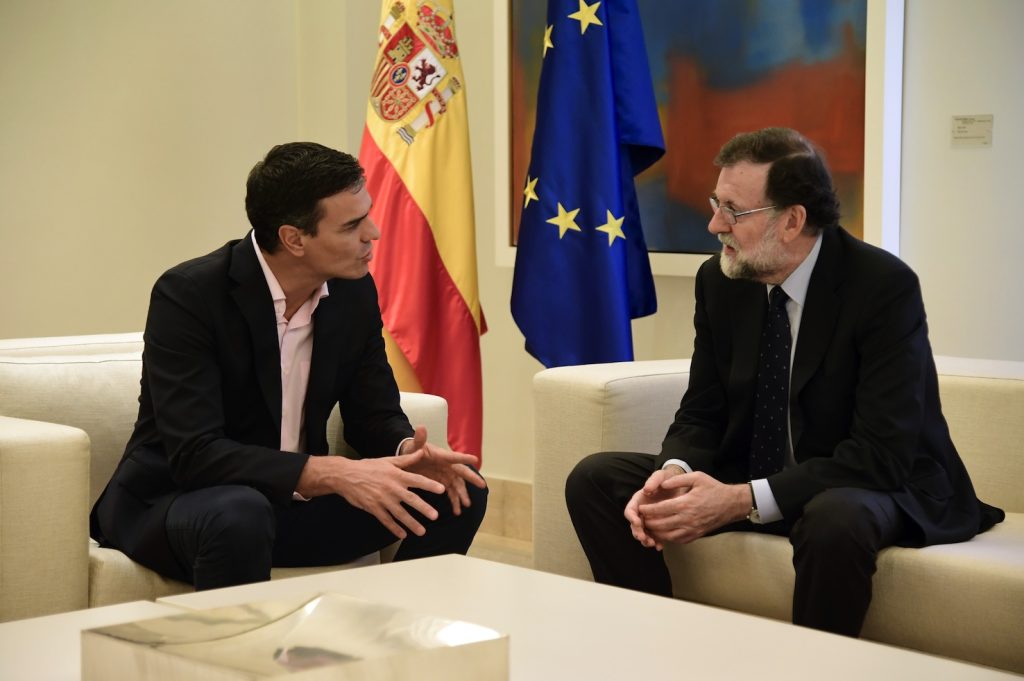 Il segretario socialista Pedro Sanchez (a sinistra) e il premier Mariano Rajoy discutono su come applicare l’accordo 155 (AFP)