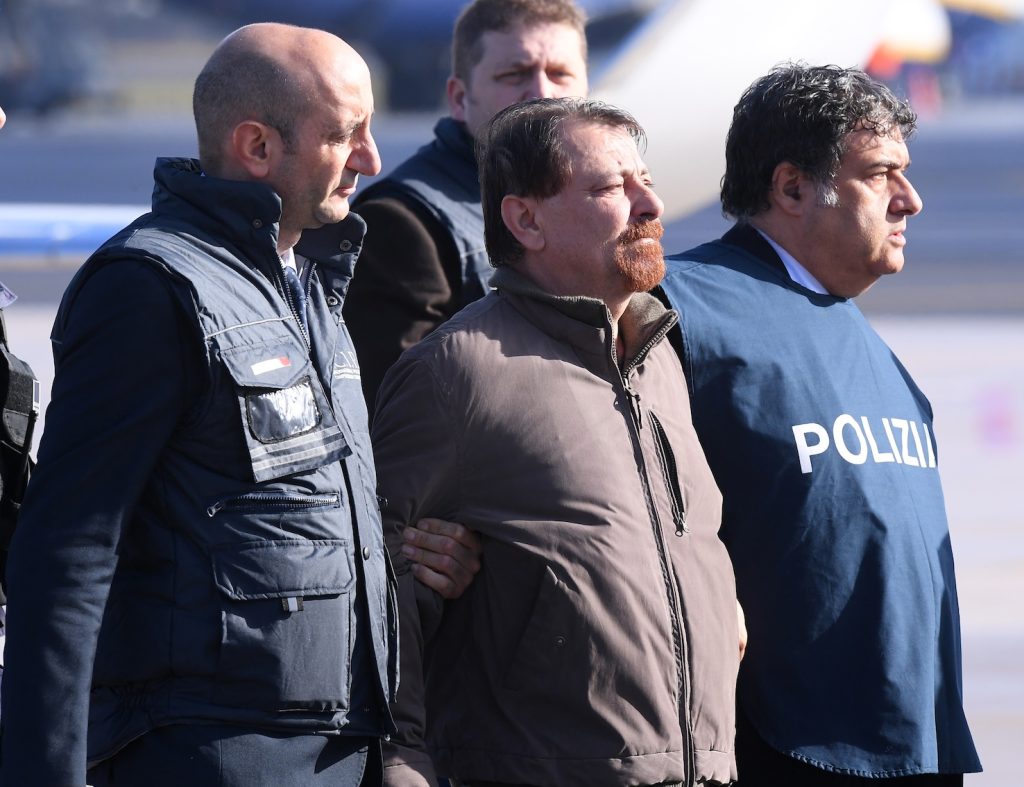 Cesare Battisti al suo arrivo a Ciampino (Keystone)