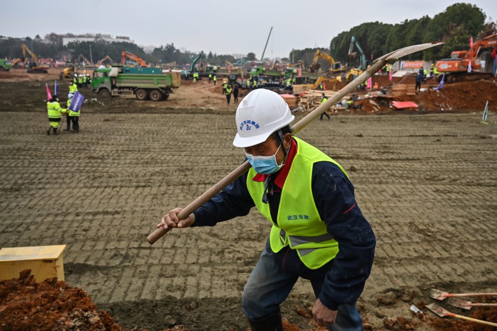 Operai al lavoro sul cantiere del nuovo ospedale cinese di Wuhan (AFP)