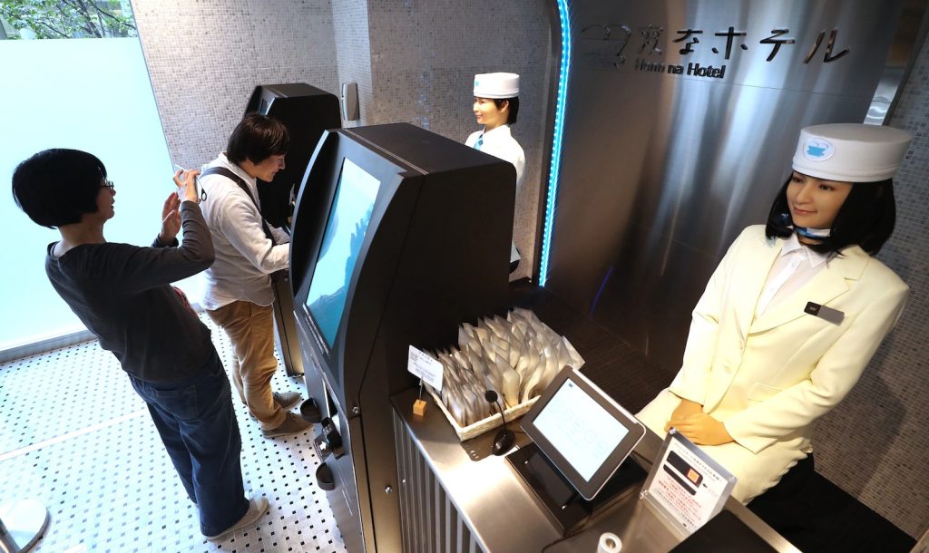 Donne robot accolgono i clienti alla reception dell’Henn-na Hotel di Tokyo (AFP)