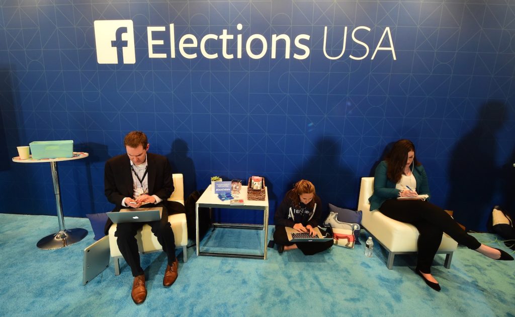 Dopo mesi in cui ha lasciato diffondere sulla sua piattaforma bugie e falsità Facebook ora prova a porvi rimedio (AFP)