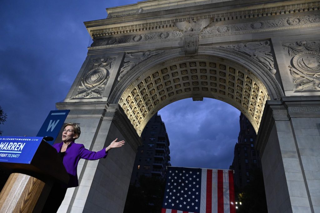 Elisabeth Warren è una possibile vincitrice delle primarie del partito democratico in vista delle elezioni Usa 2020 (AFP)