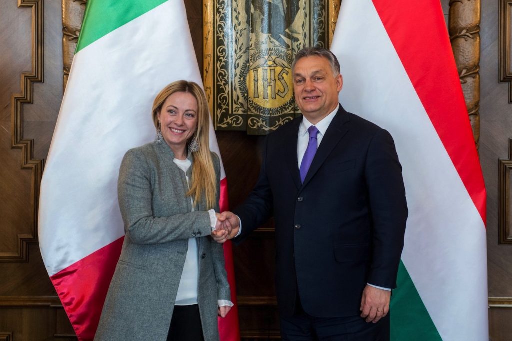 Giorgia Meloni dei Fratelli d’Italia nei giorni della campagna elettorale è andata a Budapest, dove ha incontrato Viktor Orban