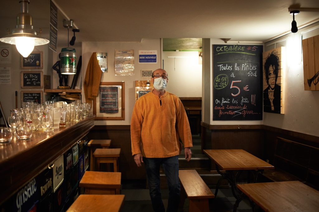 Un locale di Parigi si prepara a chiudere prima del coprifuoco (AFP)