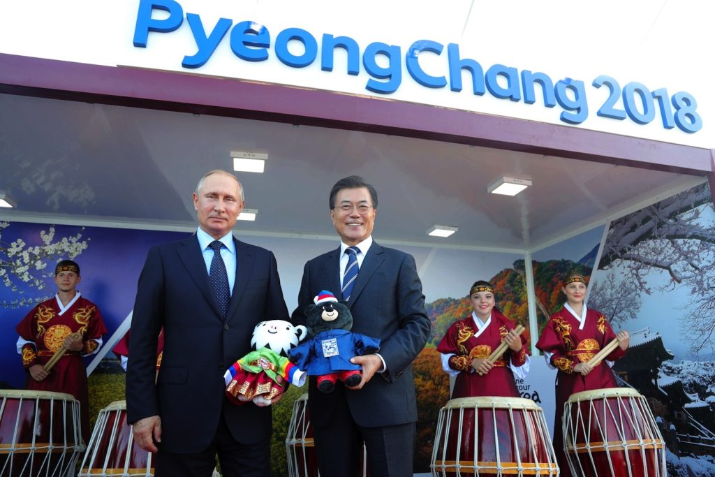 Vladimir Putin (qui con il presidente sudcoreano Moon Jae-in) ha partecipato al Forum Economico Orientale di Vladivostok lo scorso 6 settembre (AFP)