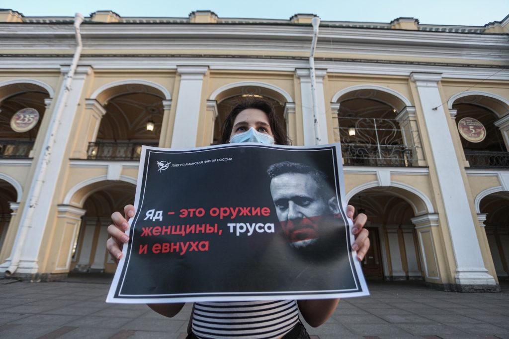 A San Pietroburgo manifestazione di supporto a Navalny dopo il probabile avvelenamento (AFP)