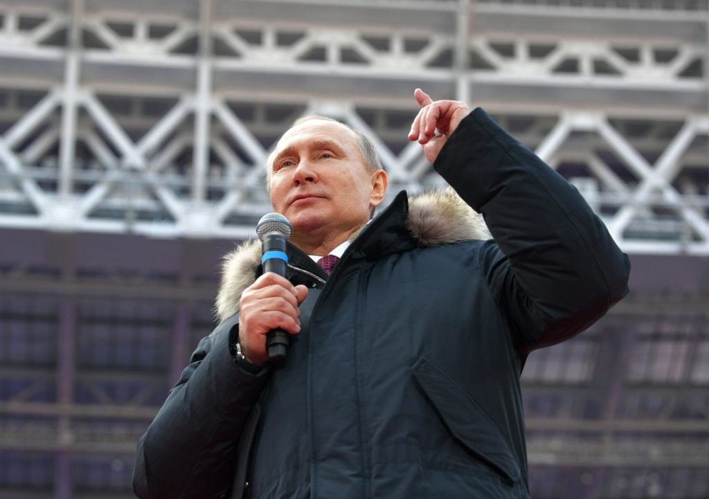 Bagno di folla per Vladimir Putin a qualche giorno dalle presidenziali del 18 marzo allo stadio Luzhniki (Keystone)