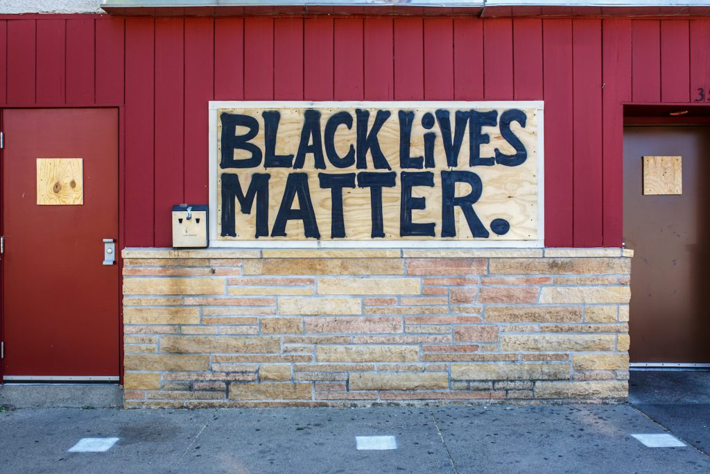 Il crimine di Minneapolis hanno confermato quanto profondo sia il fossato sociale, economico e culturale  fra bianchi e neri (AFP)