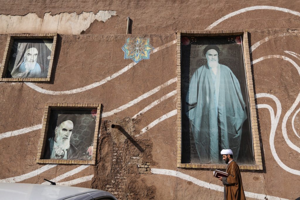 Il muro dell'abitazione dell'ayatollah Khomeini a Qom, città a 130 chilometro da Teheran (AFP)