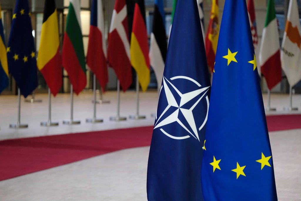La bandiera della Nato (a sinistra) e quella dell’Unione europea (Shutterstock)