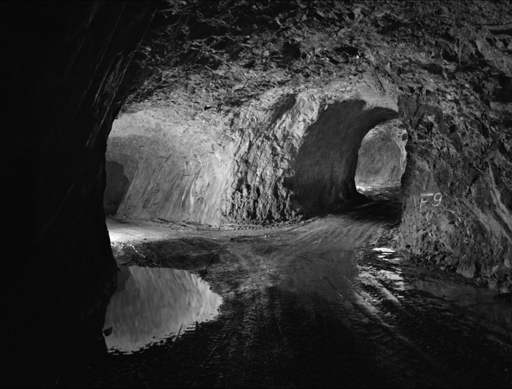 Una suggestiva immagine di Eugenio Castiglioni delle gallerie della cava del biancone dell’ex-cementificio Saceba