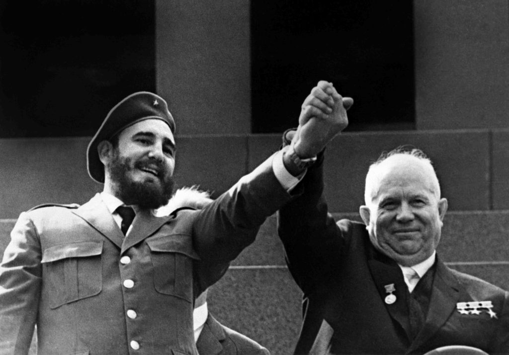 Fidel Castro con il presidente russo Nikita Krusciov al Mausoleo di Lenin in Piazza Rossa a Mosca, 7 maggio 1964 (AFP)