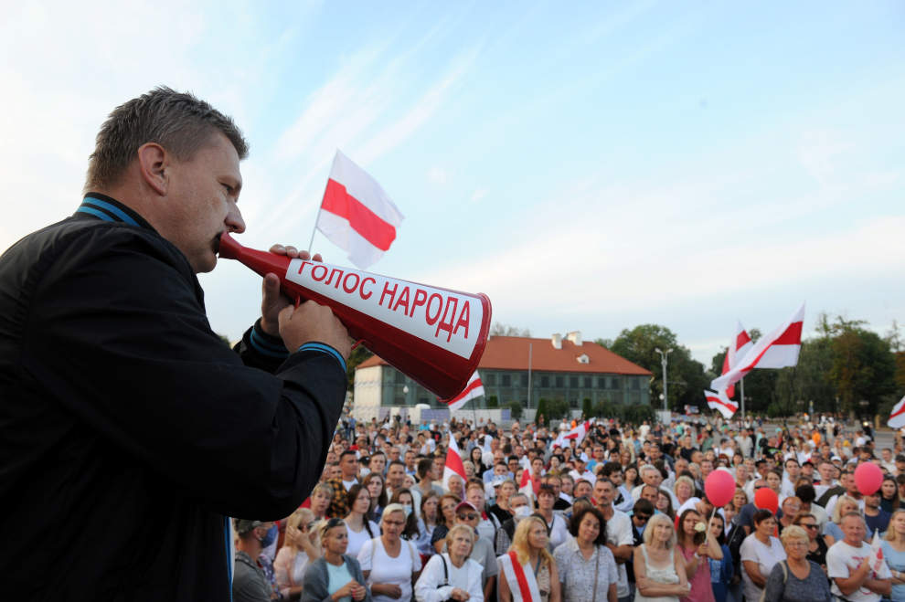 Sul megafono c’è scritto «Golos Naroda», cioè «Voce del popolo»: una scena dalla piazza di Grodno (Keystone)