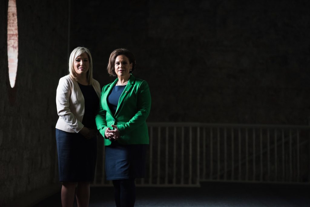 Mary Lou McDonald (a sinistra) con la sua vice Michelle O’Neill (AFP)