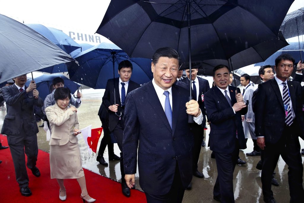 Il leader cinese Xi Jinping al suo arrivo all’aeroporto di Osaka (AFP)