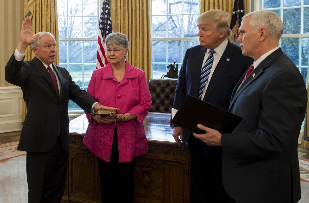 Il giuramento di Jeff Sessions, ministro della Giustizia, nello studio Ovale lo scorso febbraio (AFP)