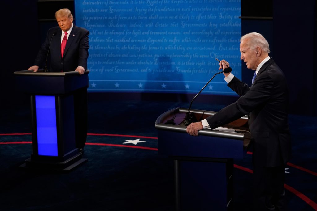 Joe Biden e Donald Trump durante il dibattito finale (AFP)