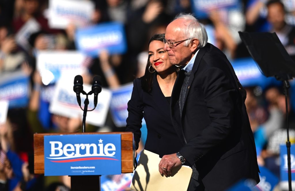Bernie Sanders e Alexandria Ocasio-Cortez (AFP)