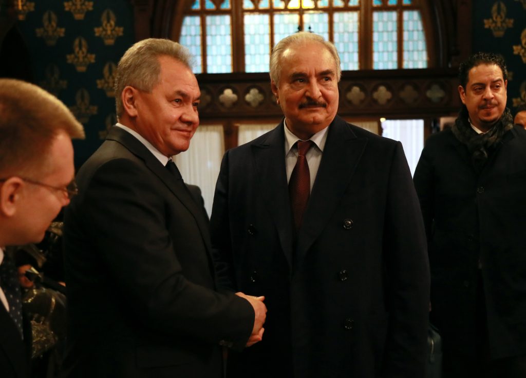 Il generale libico Haftar (a destra) con il ministro della Difesa russo Shoigu a Mosca (AFP)