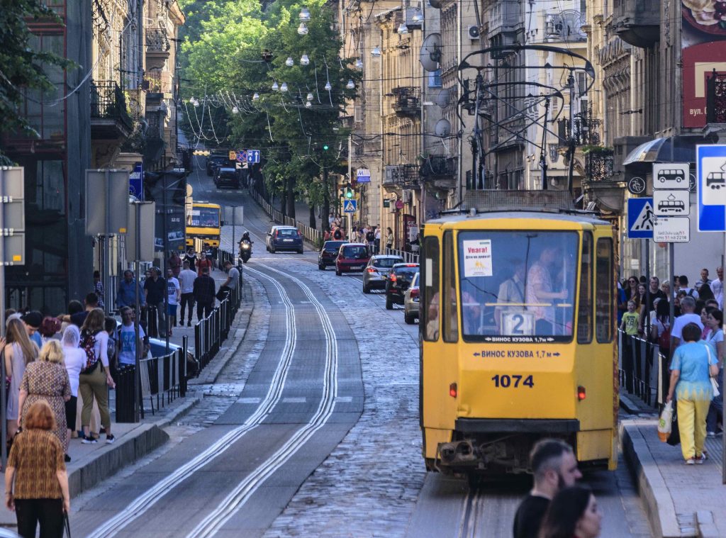 Leopoli torna alla vita. Nell’immagine via Doroshenka (Keystone)