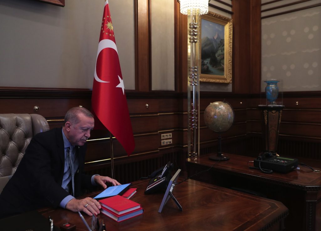 Erdogan invade la Siria per annientare i curdi e avverte l'Europa di non definire occupazione l'operazione militare di Ankara (Keystone)