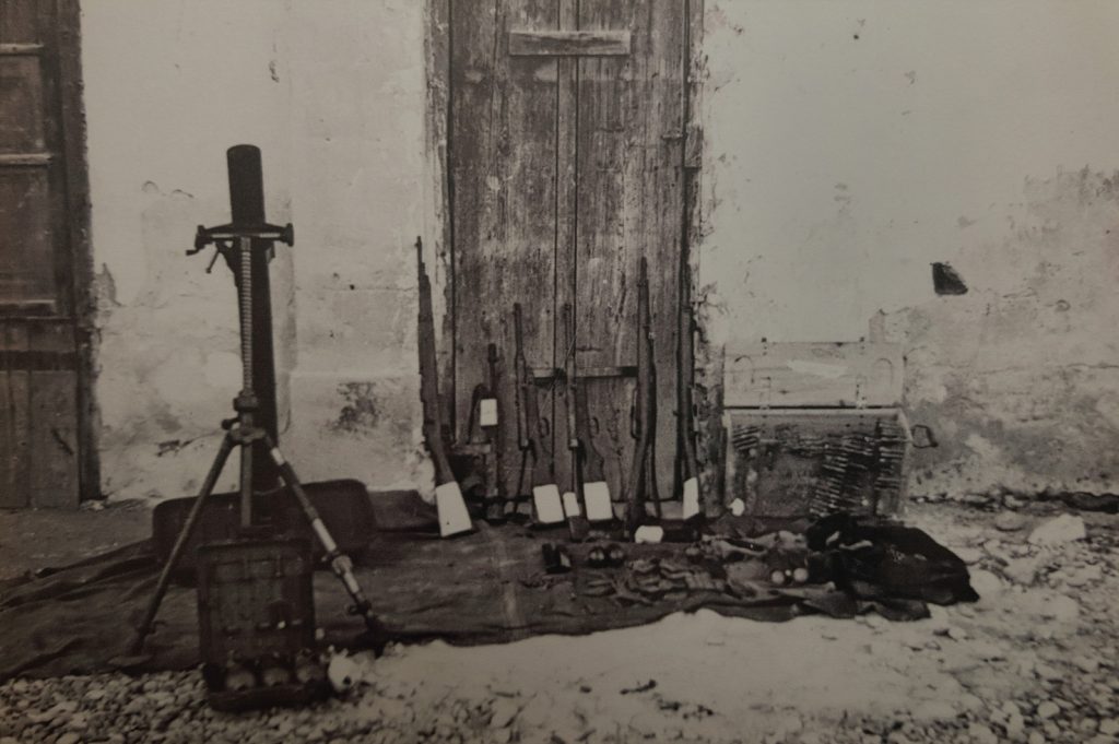 Armi sequestrate alla mafia dai carabinieri, in un una fotografia esposta al No Mafia Memorial di Palermo (AFP)