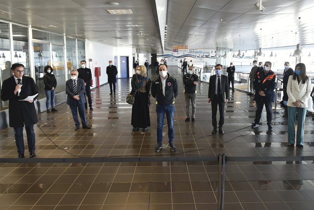 Al centro, il presidente della Regione Piemonte Alberto Cirio (Keystone)