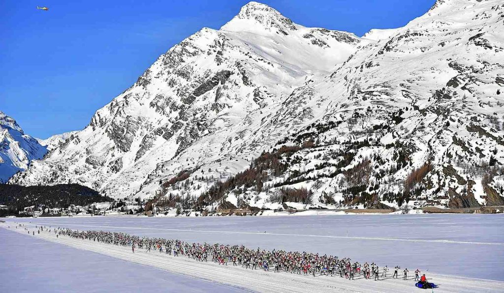 Una panoramica dei partecipanti alla maratona sugli sci engadinese (Engadin Skimarathon)