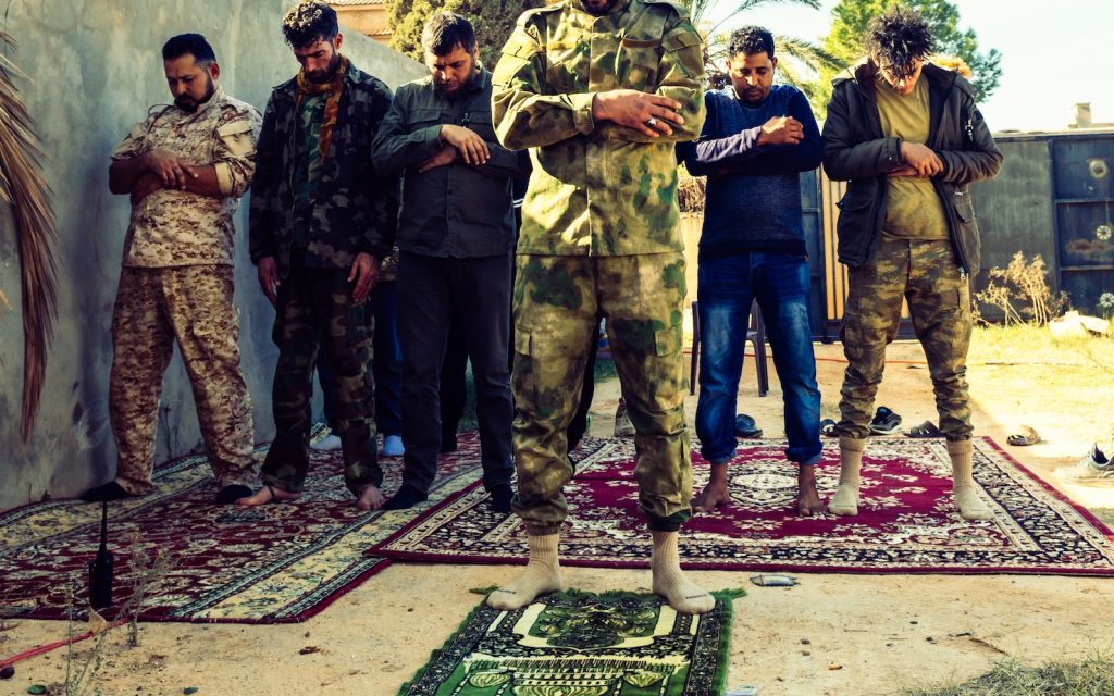 Truppe in preghiera del Governo di accordo nazionale (GNA) del premier di Tripoli al-Serraj (AFP)