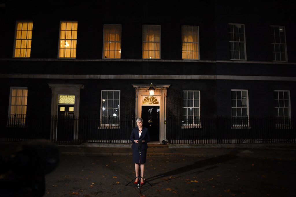 Theresa May davanti a Downing Street nella serata di mercoledì (AFP)