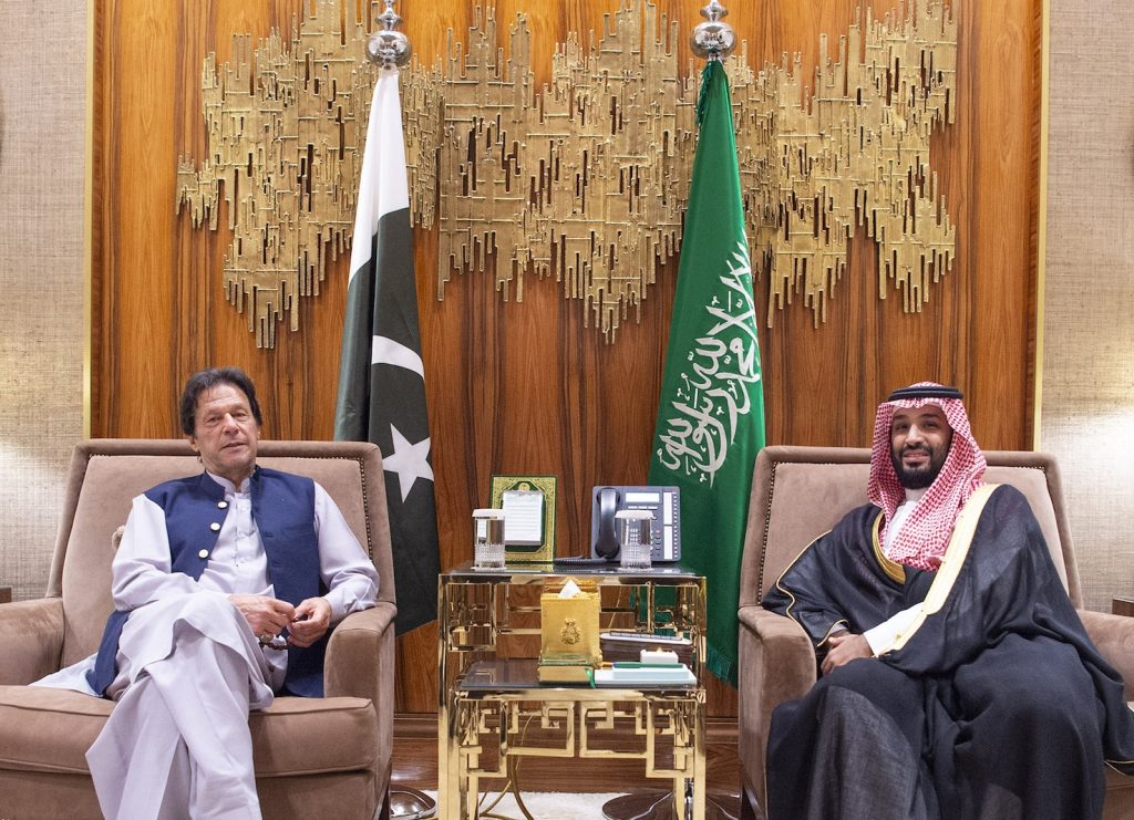 Il premier pakistano Imran Khan con il principe saudita MbS (AFP)